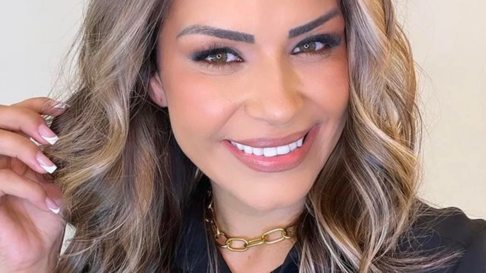 Missionária revela tortura pela mãe adotiva na infância: “Língua cortada”