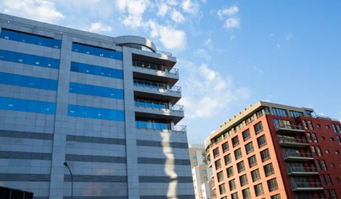 Homem tenta decapitar a própria mulher logo após ela dar à luz