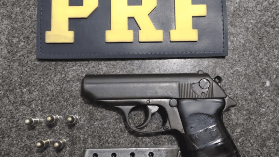 PRF apreende arma de fogo e prende homem por uso de documento falso em Roraima