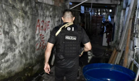 Quase 100 policiais cumprem nove mandados na Praça 14, em Manaus