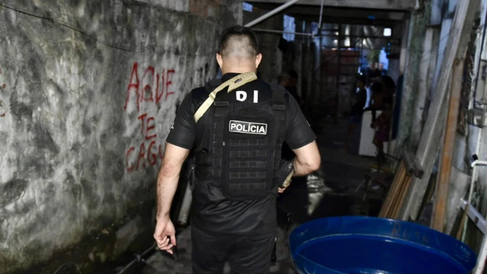 Quase 100 policiais cumprem nove mandados na Praça 14, em Manaus