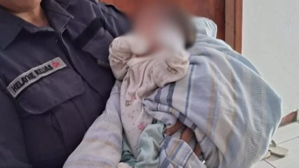 Recém-nascido é encontrado em caixa de papelão em Manaus