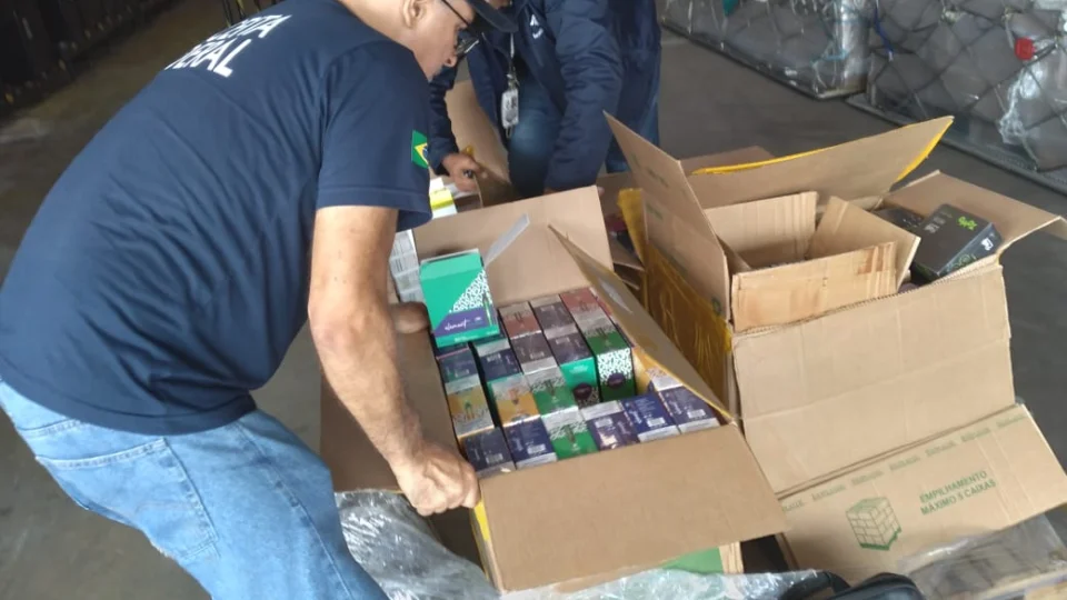 VÍDEO: Receita apreende mais de 4 mil cigarros eletrônicos em Manaus