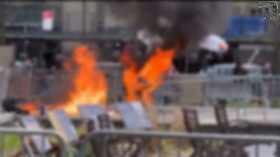 VÍDEO: homem ateia fogo em si durante julgamento de Trump, nos EUA