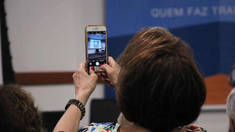 Inclusão: Comissão aprova PL que visa inserir idosos no mundo digital