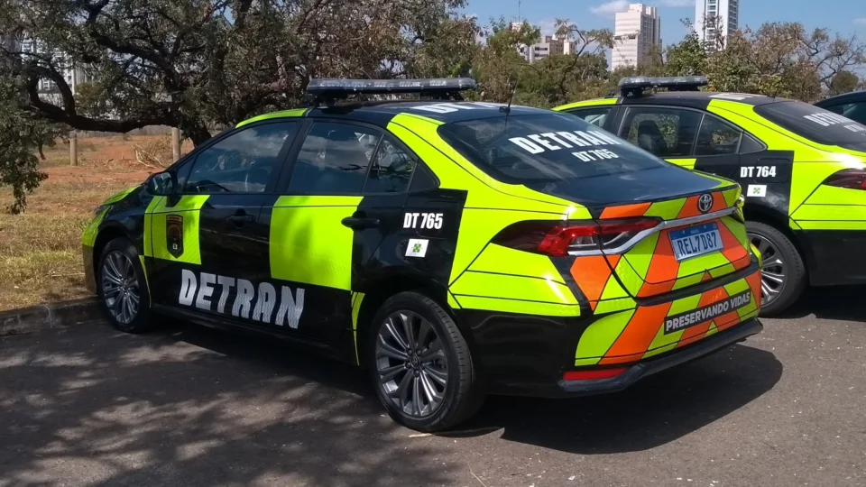 Detran-DF: 465 veículos são autuados por estacionamento irregular