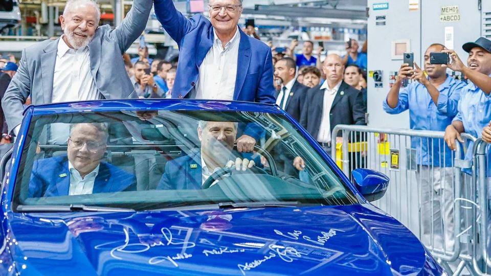 Entenda por que Lula quer baixar preço dos carros no Brasil