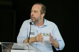 Alexandre Silveira diz que 380 mil unidades estão sem energia no RS
