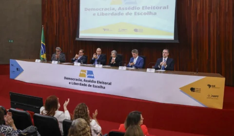 Cármen Lúcia assume presidência do TSE até 2026