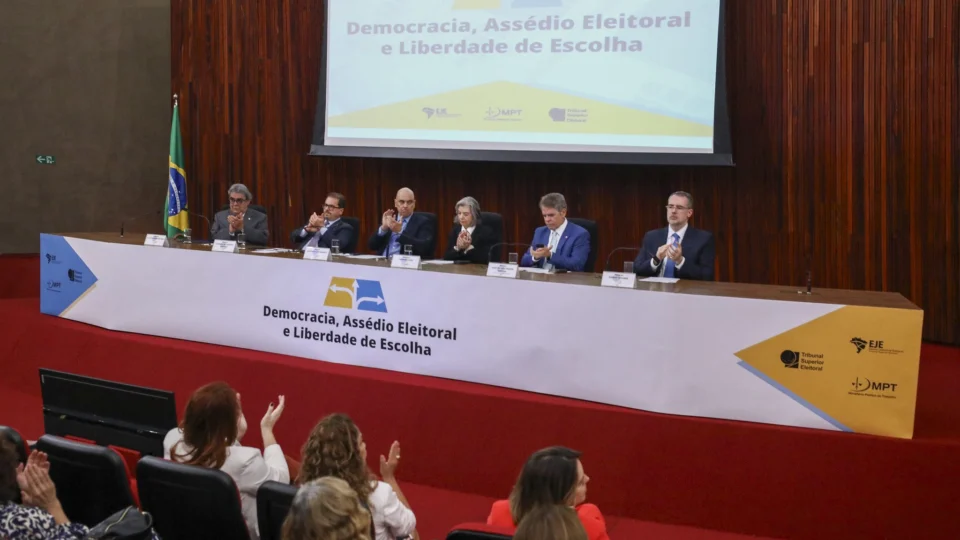 Cármen Lúcia assume presidência do TSE até 2026