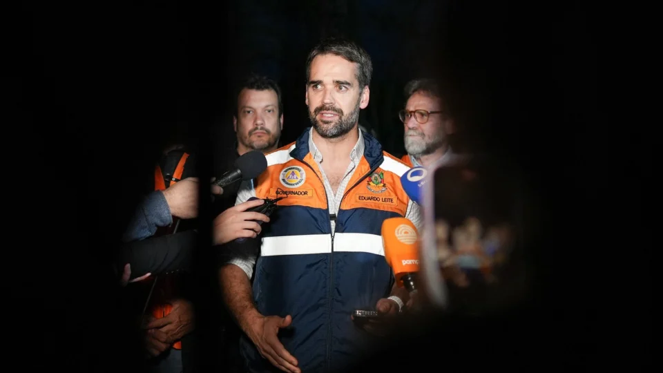 Políticos criticam Eduardo Leite e citam negligência sobre catástrofe no RS
