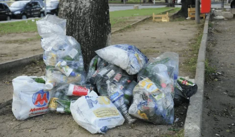 Mutirão: reeducandos recolhem acúmulo de lixo no Plano Piloto