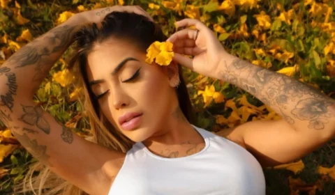 Após período afastada, MC Mirella retorna para site adulto e alcança top 1