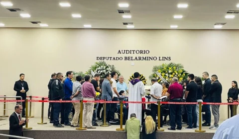 Arthur Bisneto é enterrado sob aplausos no cemitério São João Batista em Manaus