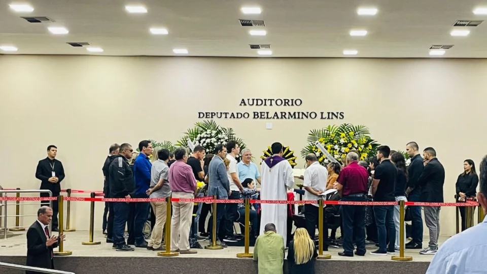 Arthur Bisneto é enterrado sob aplausos no cemitério São João Batista em Manaus