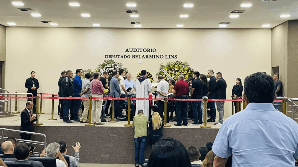 Arthur Bisneto: amigos e familiares se despedem em velório na Aleam