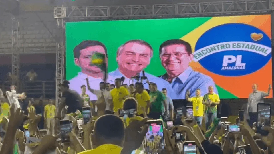 VÍDEO: Bolsonaro chega à Arena Amadeu Teixeira e é recebido com euforia