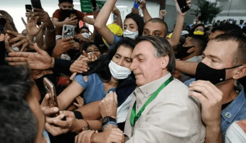 VÍDEO: Bolsonaro é recebido por multidão em aeroporto de Manaus