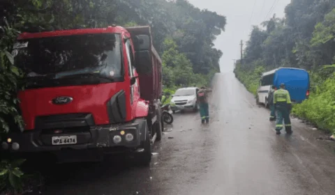 Caçamba perde controle em ladeira e bate em micro-ônibus no AM