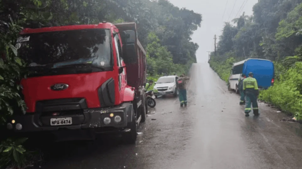 Caçamba perde controle em ladeira e bate em micro-ônibus no AM