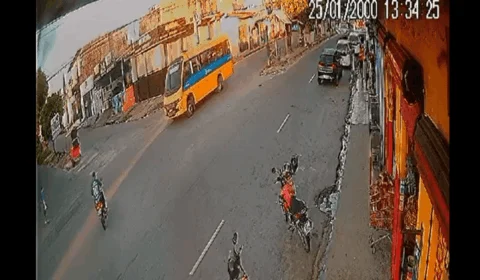 VÍDEO: motociclista morre em acidente com micro-ônibus em Manaus