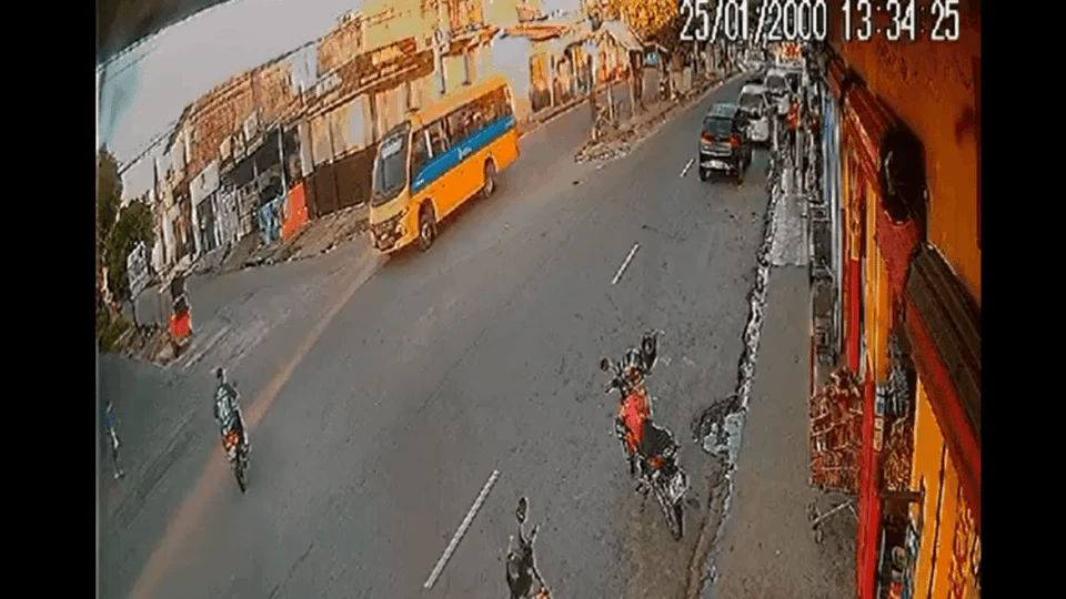 VÍDEO: motociclista morre em acidente com micro-ônibus em Manaus