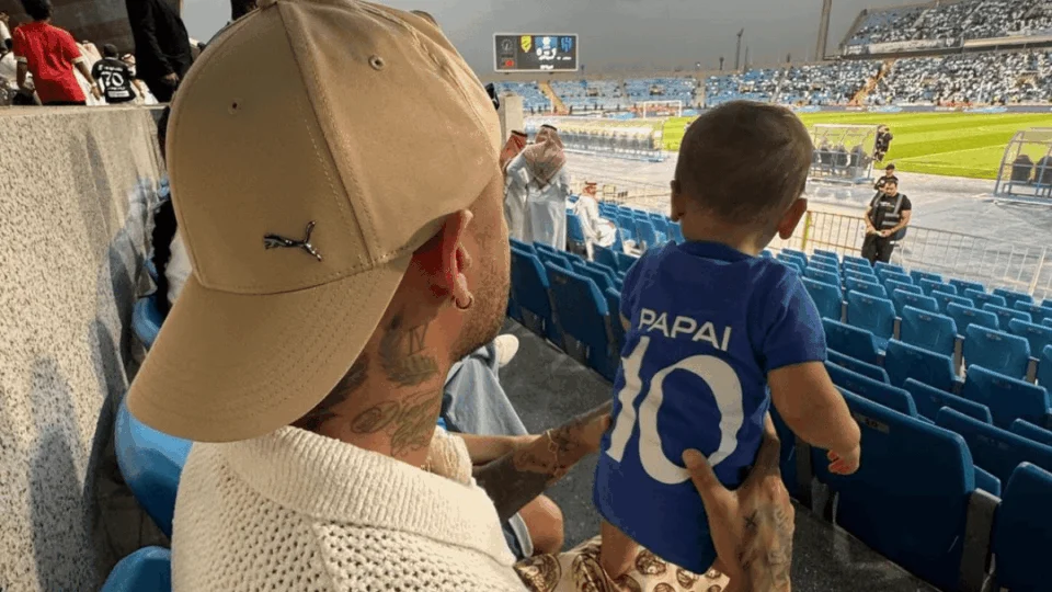 Neymar leva Mavie ao estádio e participa de festa do título do Al-Hilal