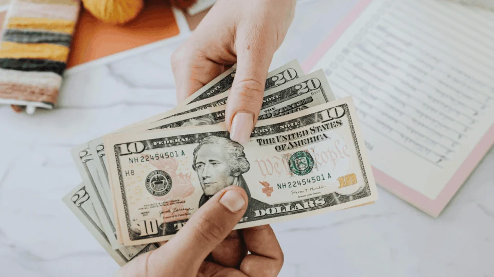 Confira o valor do dólar para real nesta segunda-feira (20)