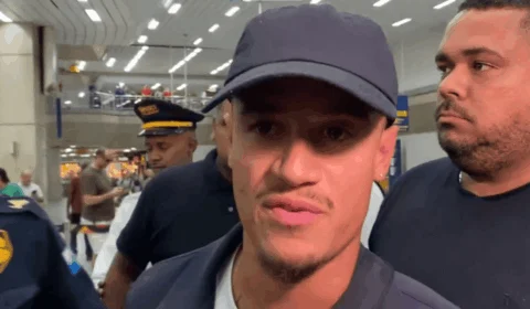 Vídeo: Coutinho para Van e tira foto com torcedor do Vasco no Rio