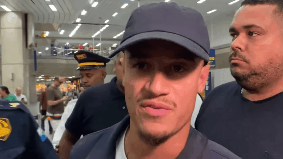 Vídeo: Coutinho para Van e tira foto com torcedor do Vasco no Rio