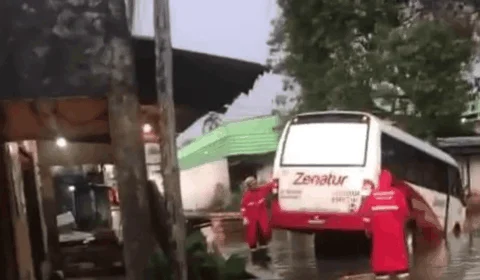 Micro-ônibus atola em cratera e trabalhadores saem pela janela em Manaus
