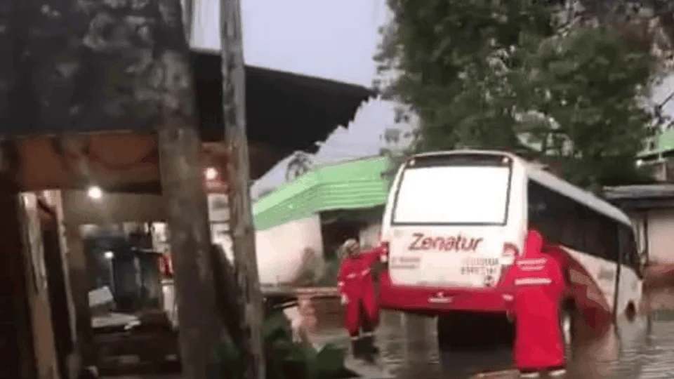 Micro-ônibus atola em cratera e trabalhadores saem pela janela em Manaus