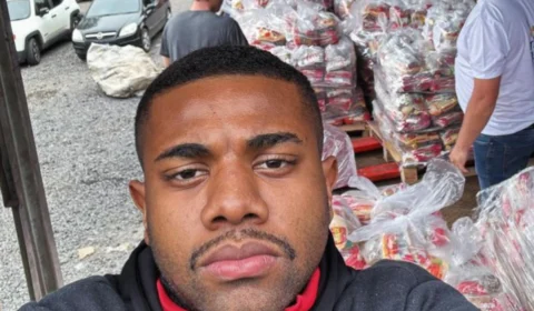 Davi é flagrado trabalhando na cozinha como voluntário no Rio Grande do Sul