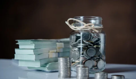 Como se aposentar daqui 15 anos ganhando 5 mil reais por mês?