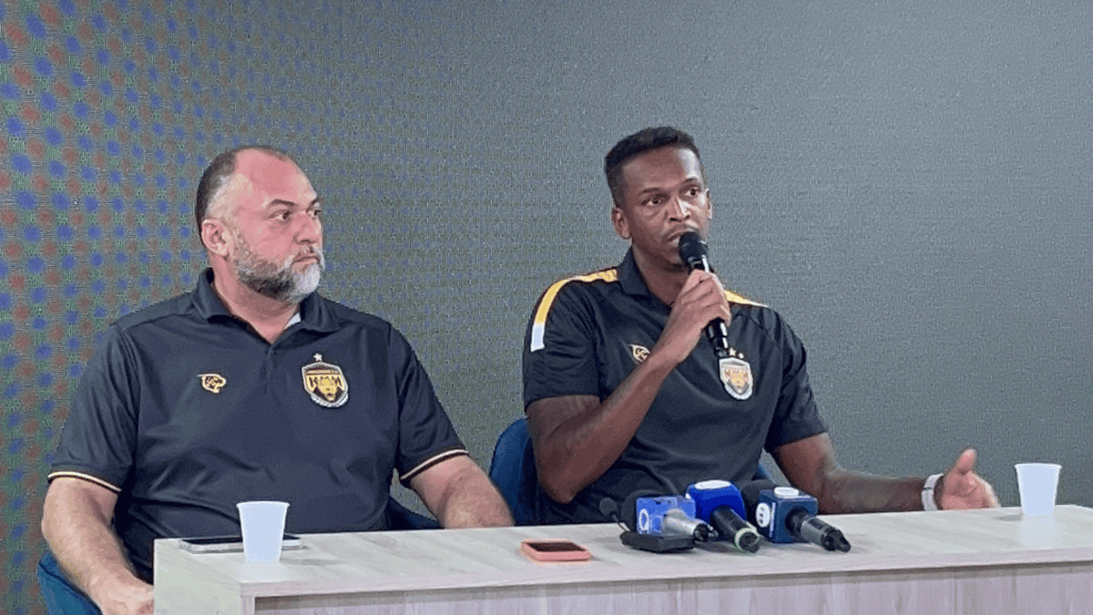 Junto com o diretor jurídico do Amazonas, Jô falou para a imprensa sobre a prisão - Foto: Everaldo Isolino/Mania Sportiva