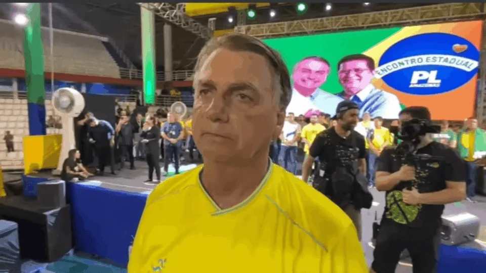 Jair Bolsonaro volta a ser internado em hospital de Manaus