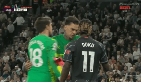 VÍDEO: Ederson se irrita com substituição durante jogo do City