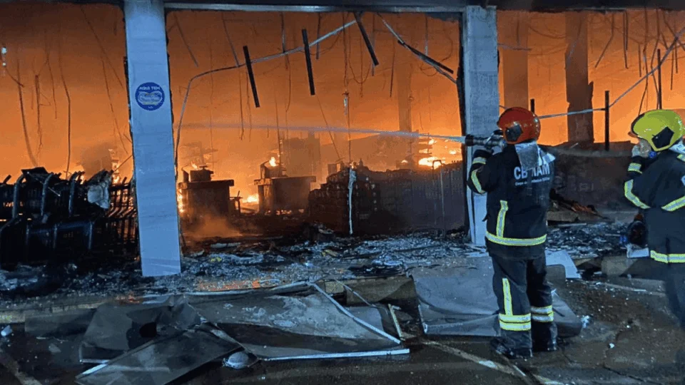 VÍDEO: incêndio de grande proporção atinge supermercado em Manacapuru