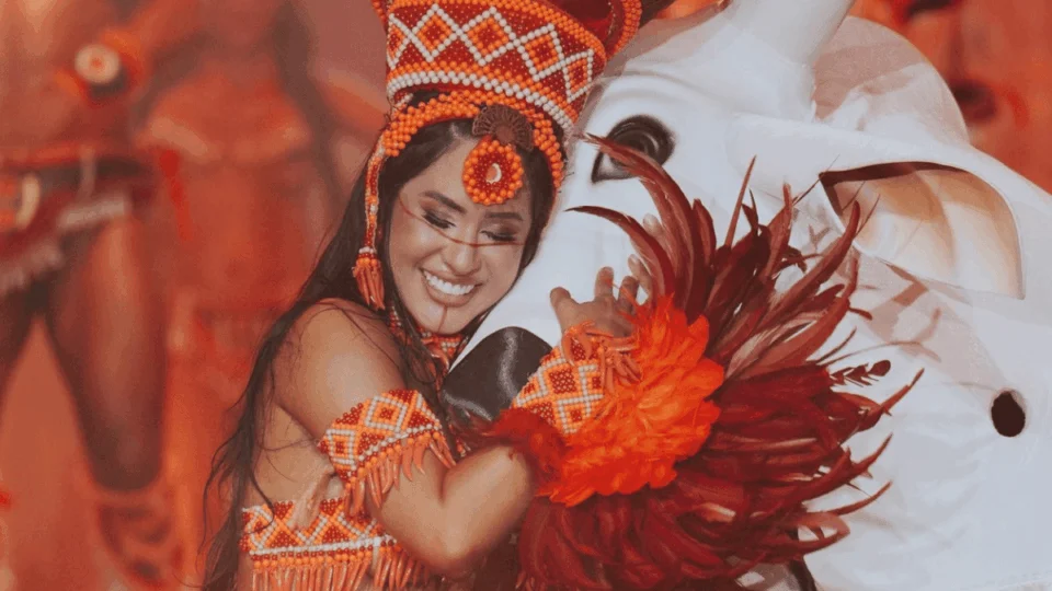 Isabelle Nogueira emociona com 1ª apresentação como cunhã-poranga após BBB; confira