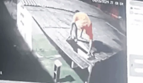 VÍDEO: detento escala telhado de presídio e pega encomenda ‘misteriosa’ no AM