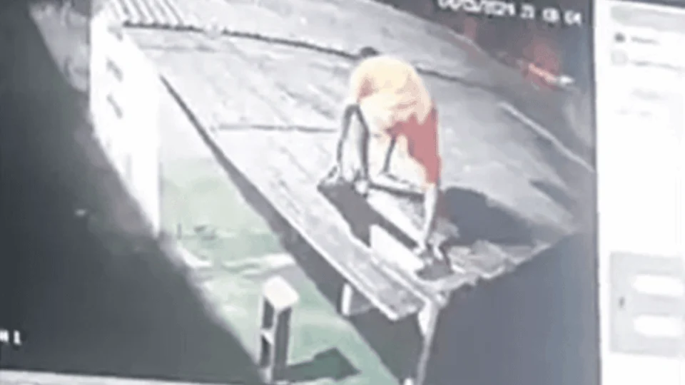 VÍDEO: detento escala telhado de presídio e pega encomenda ‘misteriosa’ no AM