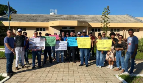 Sem receber, trabalhadores fazem protesto em Vilhena (RO)