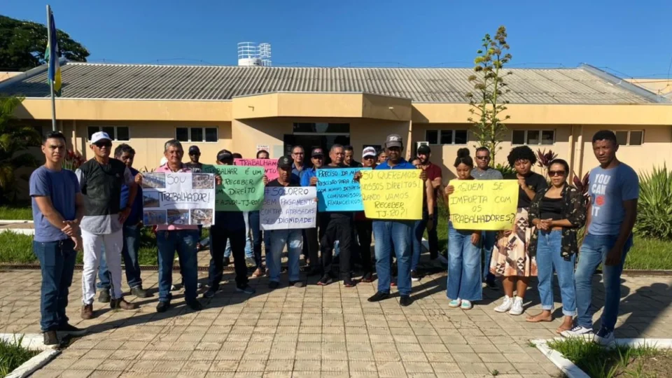 Sem receber, trabalhadores fazem protesto em Vilhena (RO)