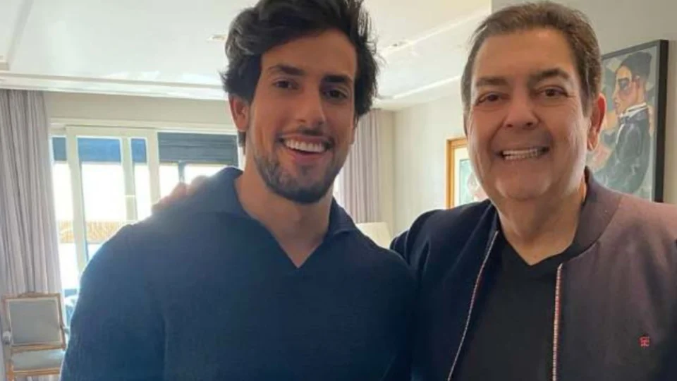 Filha de Faustão aparece em foto rara ao lado do namorado