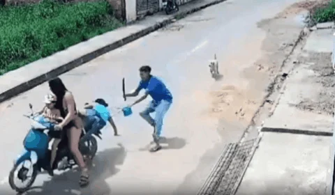 VÍDEO: homem com terçado derruba mulher e bebê de 2 anos de moto no AM