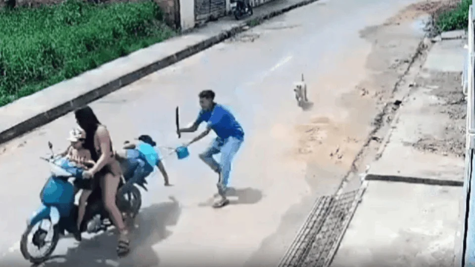 VÍDEO: homem com terçado derruba mulher e bebê de 2 anos de moto no AM