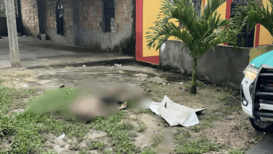 Homem é encontrado morto a tiros ao lado de igreja em Manaus