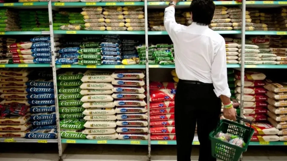 Inflação deve cair e economia terá crescimento em 2024, aponta BC