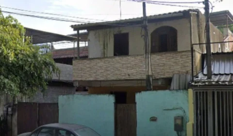 Adolescente mata os pais a marteladas e ateia fogo; motivo choca