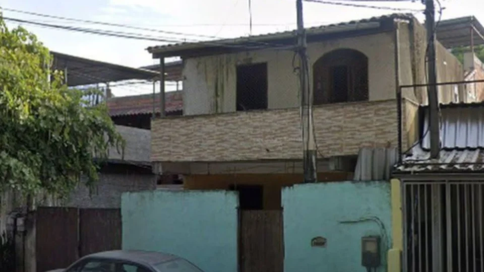 Adolescente mata os pais a marteladas e ateia fogo; motivo choca